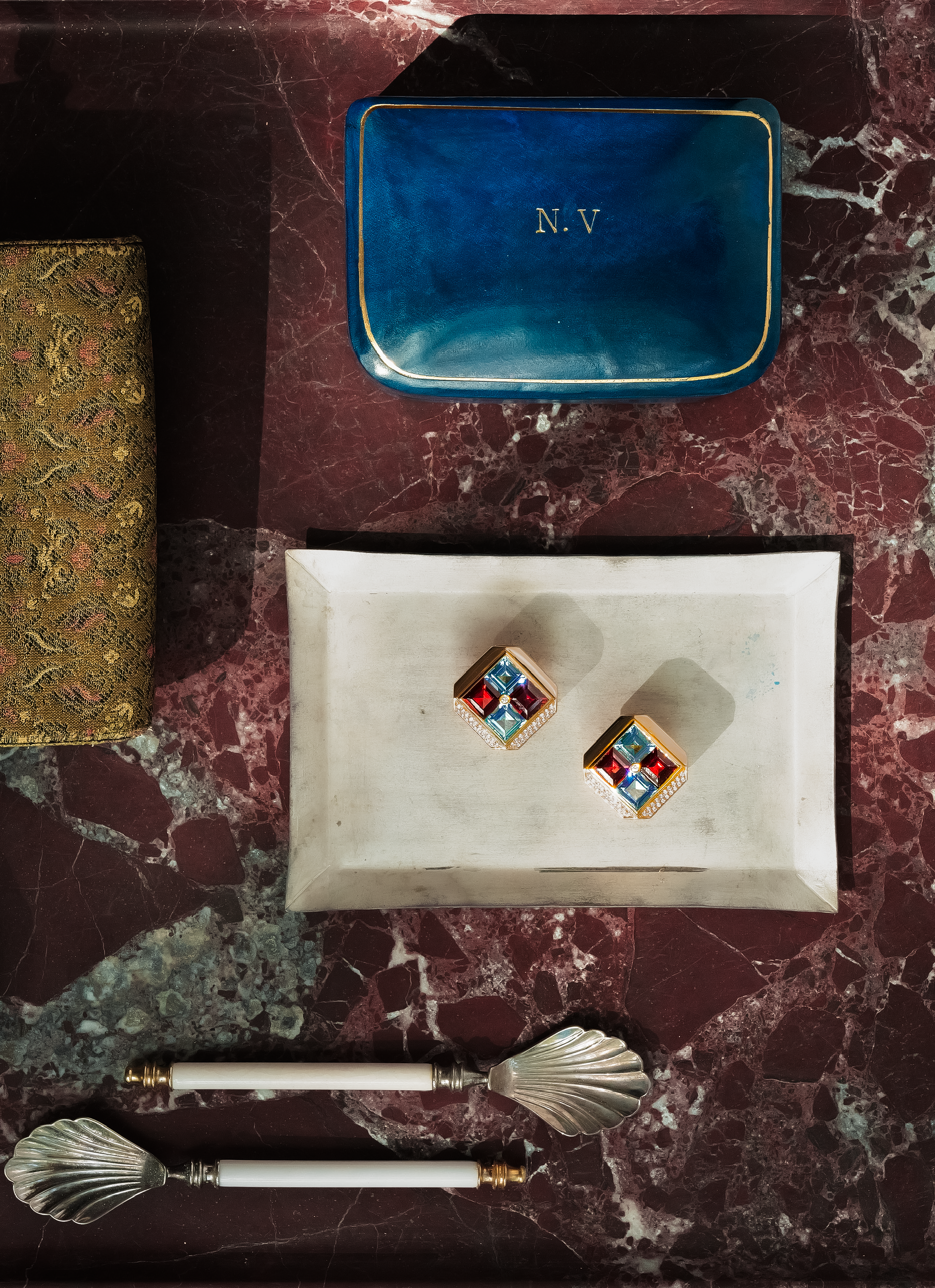 Describes the appearance of the image