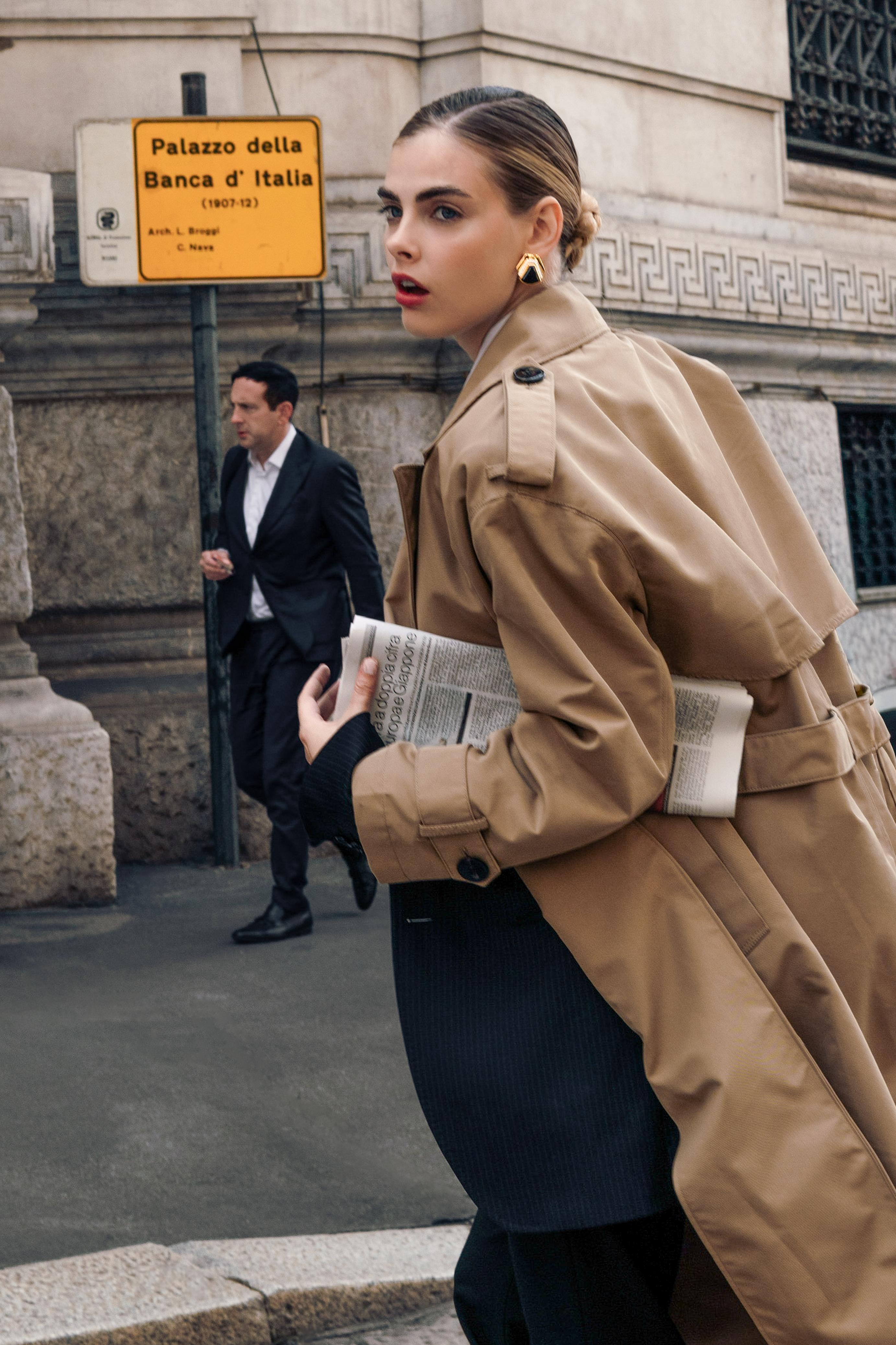 Describes the appearance of the image